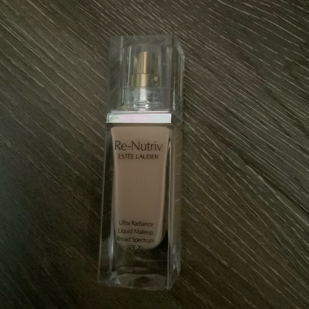 Estée Lauder re-nutriv foundation in 1c1